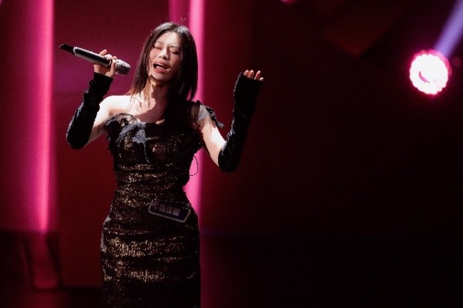 陈佳妮《时刻》舞台轰动 逆袭绽开展现新东谈主实力