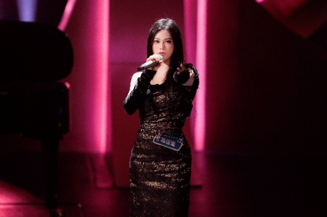 陈佳妮《时刻》舞台轰动 逆袭绽开展现新东谈主实力